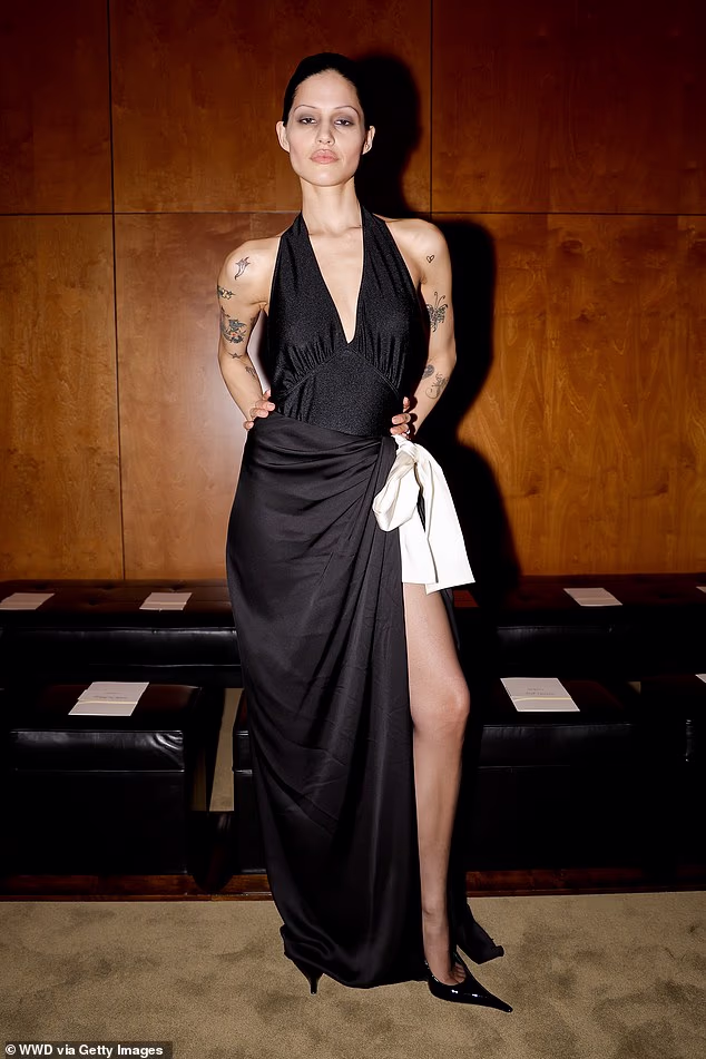 Gabbriette Bechtel, koja je zaručena za Mattyja Healyja iz The 1975., prikazala je raskošnu haljinu do bedara