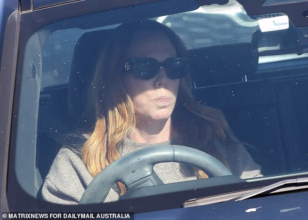 Viđenje je uslijedilo nakon vijesti da je emisija Kylea i Jackie O propala zbog velike svađe između voditelja Hendersona i Kylea Sandilandsa