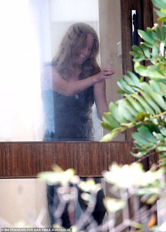 Također je viđena kako dolazi u dom Hendersonova najbolja prijateljica i menadžerica Gemma O'Neill (na slici)