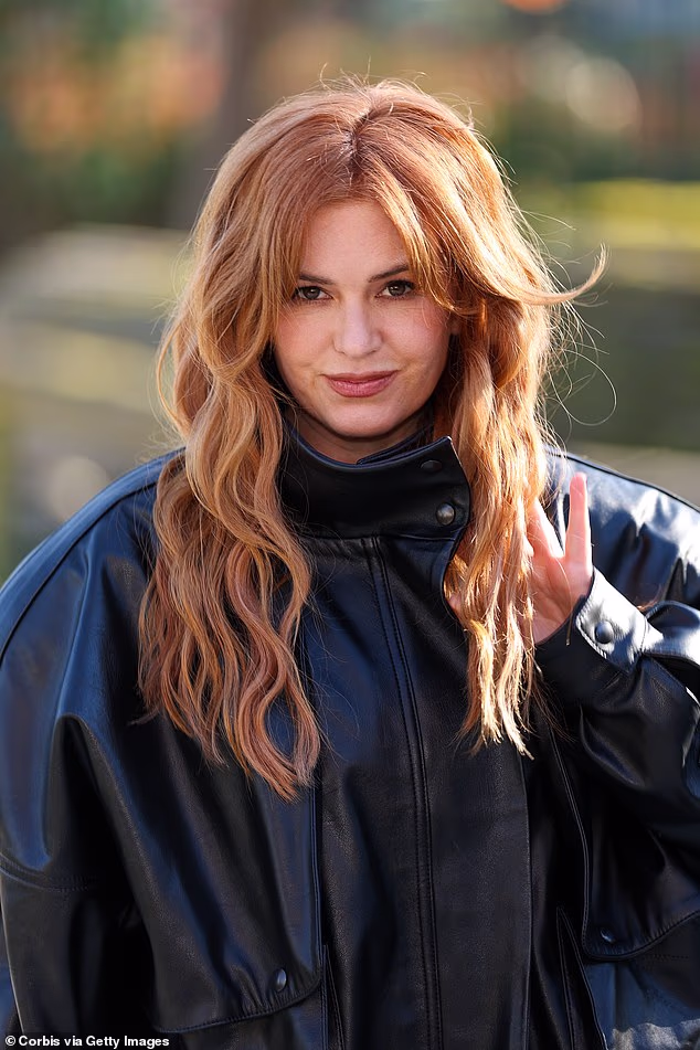 Stilizirajući svoje prepoznatljive kestenjaste uvojke u kovrčama, zvijezda Now You See Me blistala je za fotografije