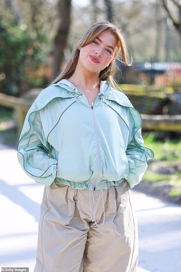 Drugdje Kći Noela Gallaghera Anaïs, 26, bila je sva nasmijana dok je pozirala u plavoj bomber jakni i bež hlačama