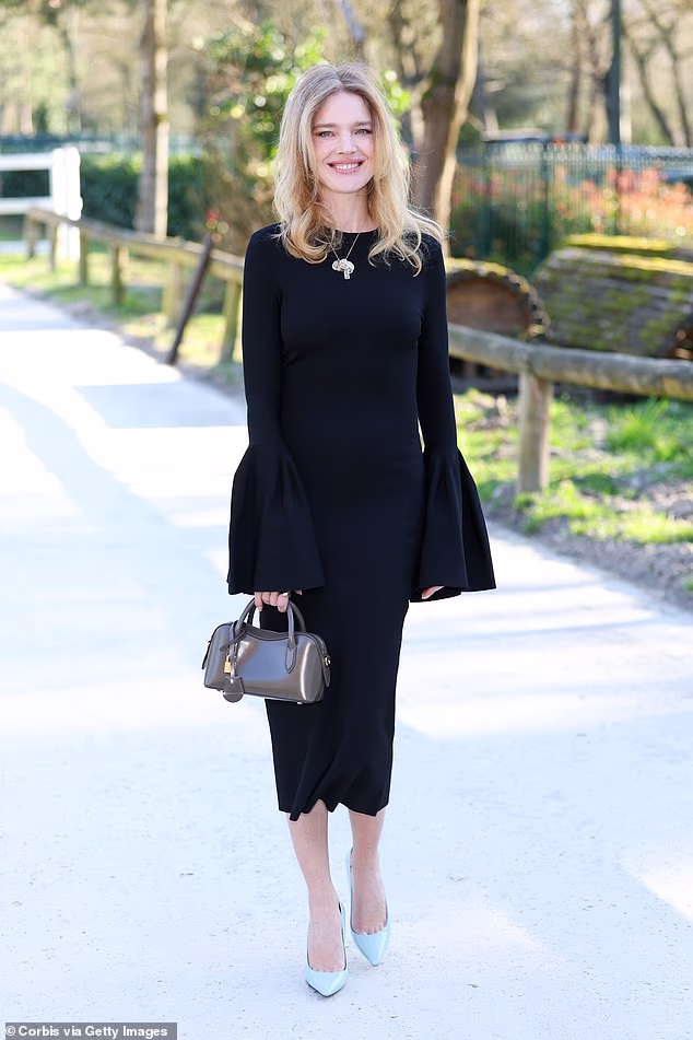 Natalia Vodianova oduševila je u jednostavnoj crnoj haljini koju je dopunila plavim štiklama