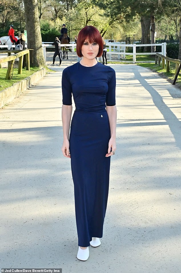 Julia Hobbs pozirala je za fotografije prije nego što je sjela na svoje mjesto i gledala reviju ženske odjeće jesen/zima 2026.-2027.