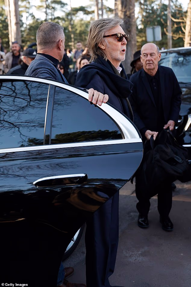 Stellu je podržao njezin otac, zvijezda Beatlesa, Paul McCartney (83), dok se nasmijao po dolasku uoči revije