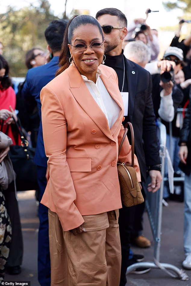 TV osoba - koja je otvoreno govorila o svom putu mršavljenja uz pomoć lijekova kao što su Ozempic ili Wegovy - iskombinirala je jaknu sa smeđim kargo hlačama