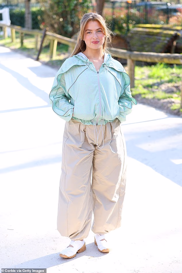 Anais se udobno smjestila u paru bijelih cipela dok je pozirala uoči revije