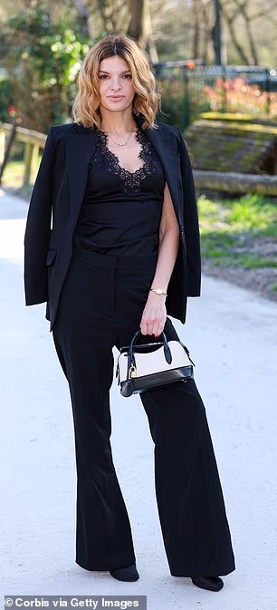 Alisa Volskaya pokazala je dugonogu u crnom kombinezonu