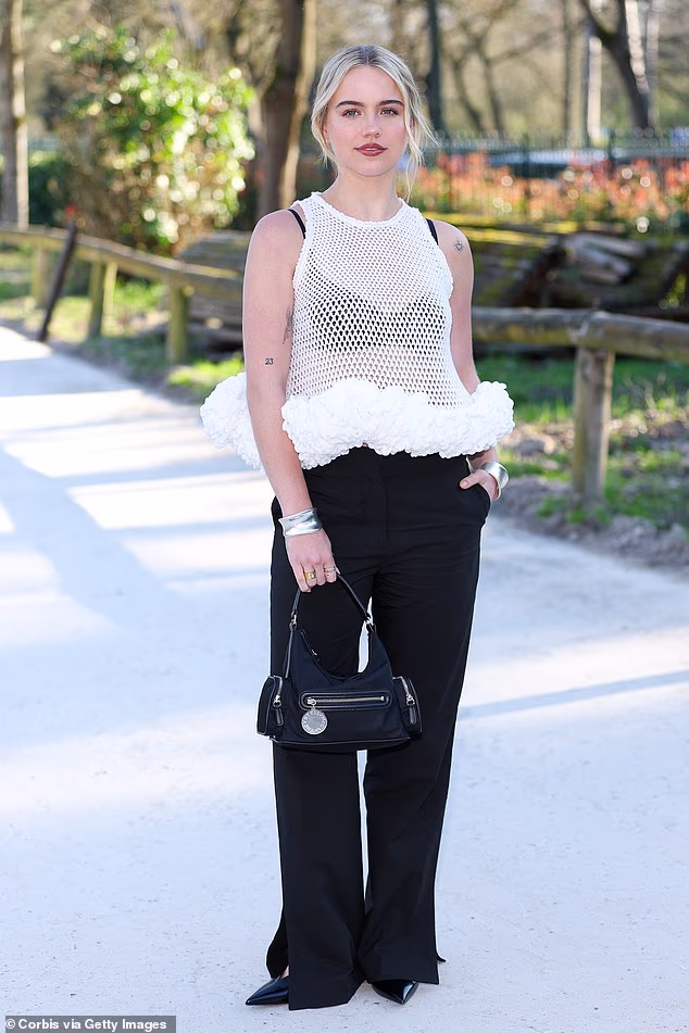 Emma Brooks pokazala je svoj crni grudnjak kroz neobično izrezani bijeli kratki top