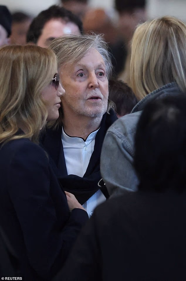 Sir Paul je uočen kako razgovara s prijateljima unutra prije nego što je zauzeo svoje mjesto na FROW-u