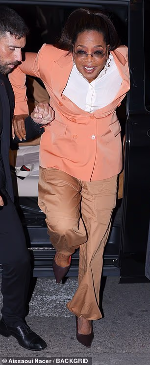 Oprah je slikana kako izlazi iz automobila