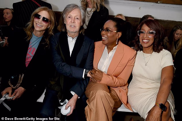 Ranije u srijedu otkriveno je da je King potpisala ugovor o ostanku s CBS Mornings, nakon mjeseci nagađanja o njezinoj budućnosti s mrežom