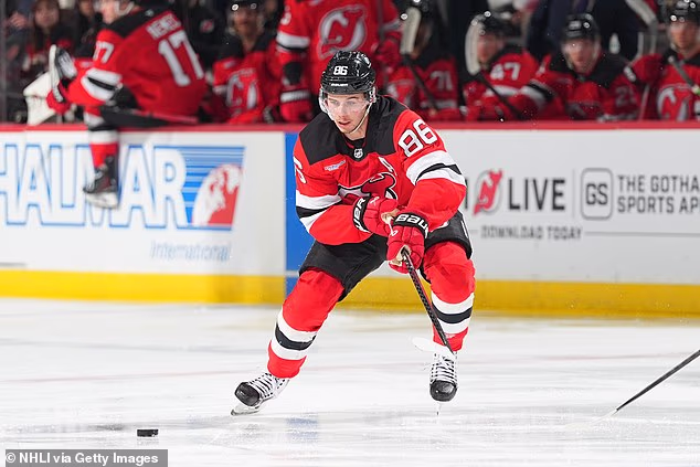 Njih dvoje su viđeni zajedno dok je McRae također gledao Hughesa kako igra za Devilse