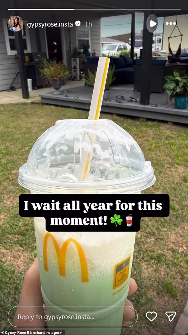 Međutim, tog istog dana strastvena influencerica nije odoljela a da ne popije McDonald's Shamrock Shake punjen šećerom koji sadrži između 500 i 800 kalorija