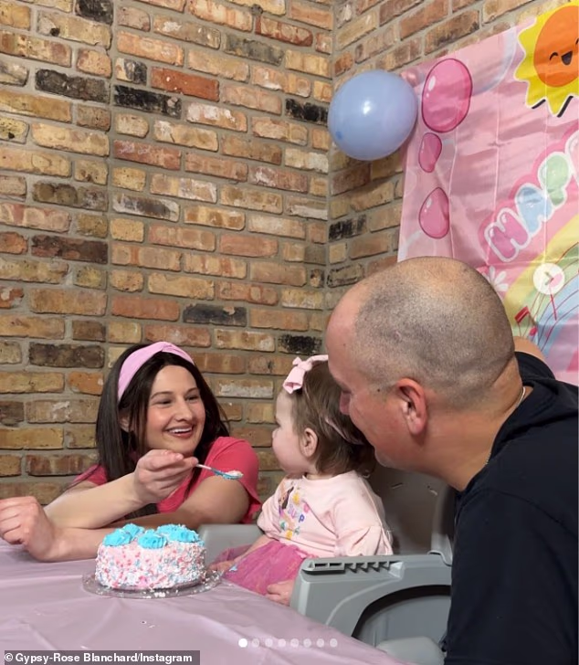 Blanchard i njezin dvije godine mlađi zaručnik - Ken Urker - ponosni su roditelji 14-mjesečne kćeri Aurore Raine Urker (na slici 28. prosinca)