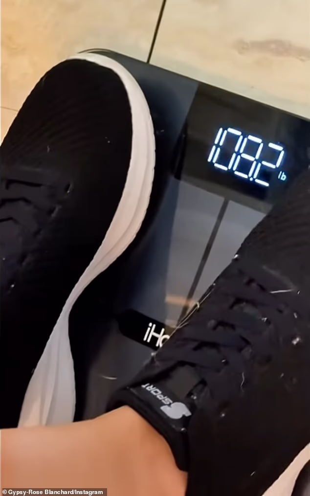 34-godišnja bivša zatvorenica to je i dokazala tako što je stala na vagu koja je očitavala 108,2 lbs, tvrdeći da je izgubila 35 lbs sa svojih sitnih 4 stope i 11 inča bez upotrebe modernog GLP-1 agonista kao što je Ozempic