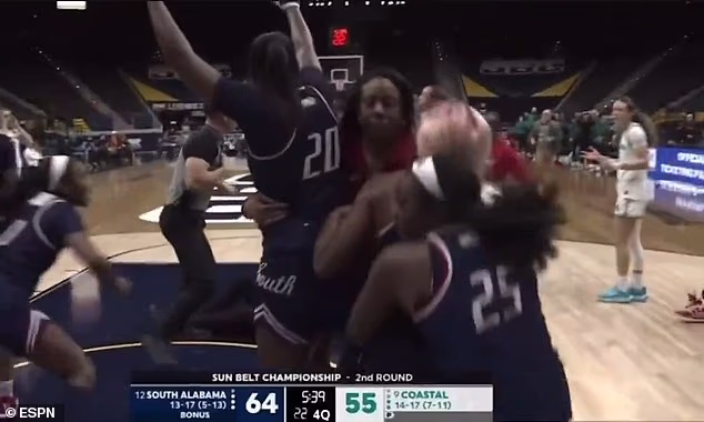 Trenerica Južne Alabame viđena je kako pokušava spriječiti svoje igrače da se vrate u metež