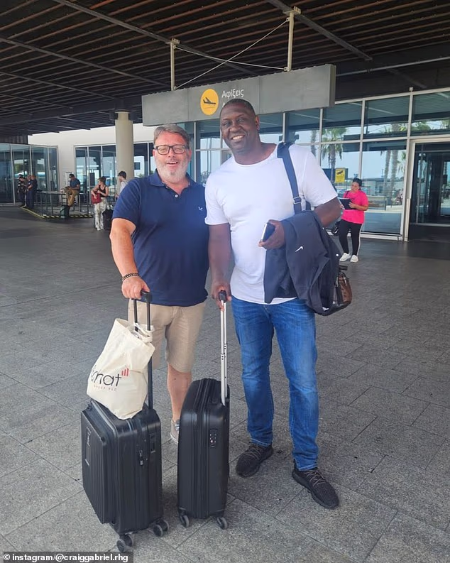 Gabriel, koji je dužnosnicima kluba rekao da vrijedi 500 milijuna funti, na slici je s Heskeyjem u zračnoj luci