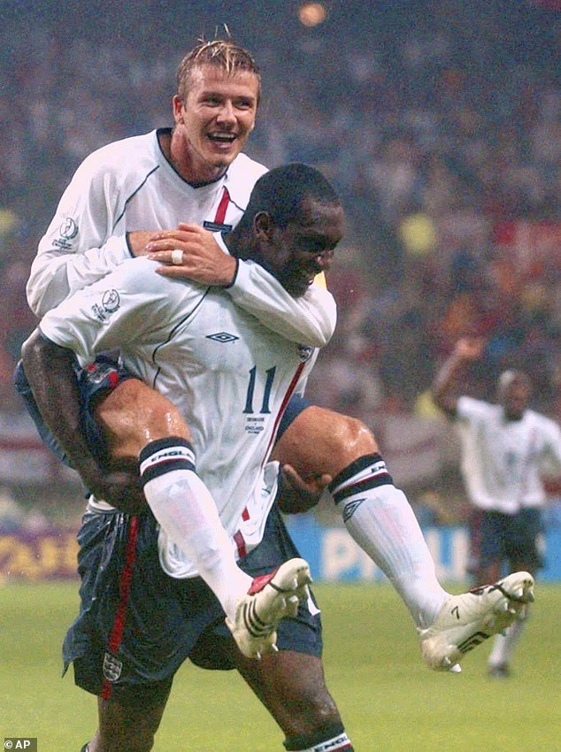 Heskey slavi zabijanje za Englesku na Svjetskom prvenstvu 2002. s Davidom Beckhamom