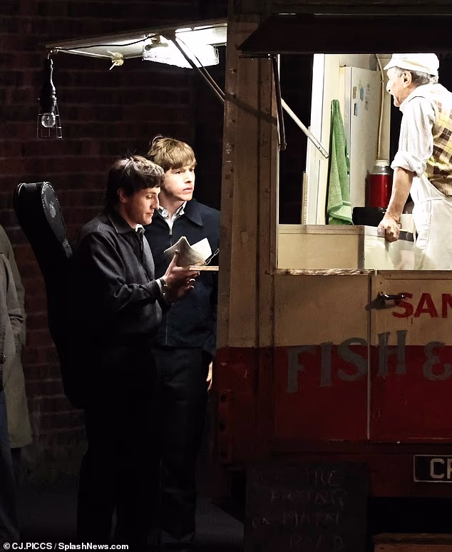 Pretpostavlja se da je ulica vraćena u 1960-e jer su Paul i Harris viđeni kako s obližnjeg štanda uzimaju kornet čipsa zamotan u novine