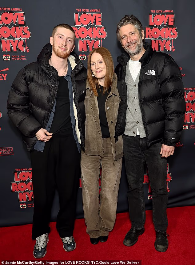 65-godišnja oskarovka pozirala je između svoja dva omiljena muškarca, koji su je nadvisivali dok su bili odjeveni u iste crne pufer kapute kako bi se borili protiv zimske ledene kiše