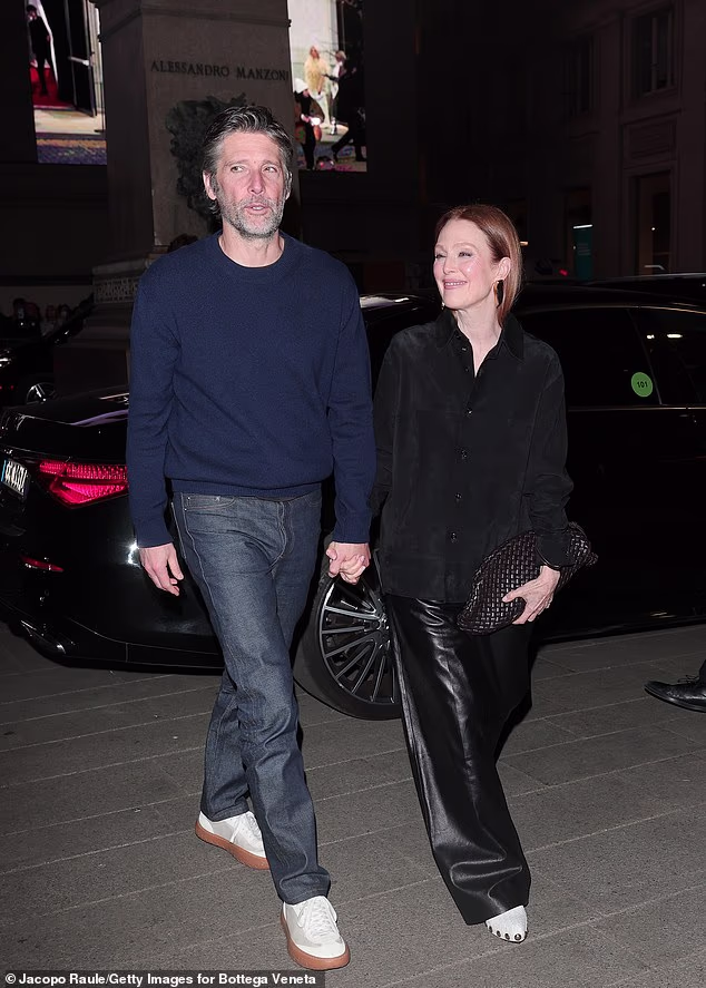 Moore je prvotno upoznao 56-godišnjeg redatelja na snimanju svog filma Mit o otiscima prstiju iz 1997., a u impresivnom su braku više od 22 godine (na slici prošle subote)