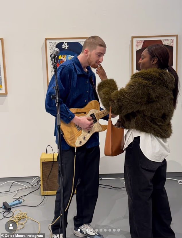 28-godišnji pjevač Dead Yet - koji se profesionalno naziva Calebom Mooreom - planira izdati svoj debitantski studijski album sljedeći mjesec, a oženit će se svojom zaručnicom Kibriyaá Morgan (R) kasnije ove godine (objavljeno 14. veljače)