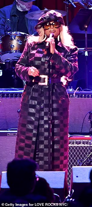 Presvukla se u karirani kaput i kapu kako bi na pozornici izvela svoj hit No More Drama iz 2001. godine