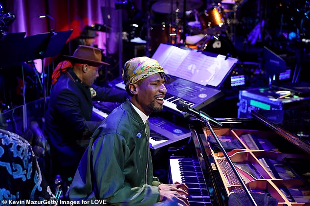 39-godišnji bivši vođa benda Late Showa kasnije je izveo duševnu obradu klasika Sama Cookea iz 1964. A Change Is Gonna Come