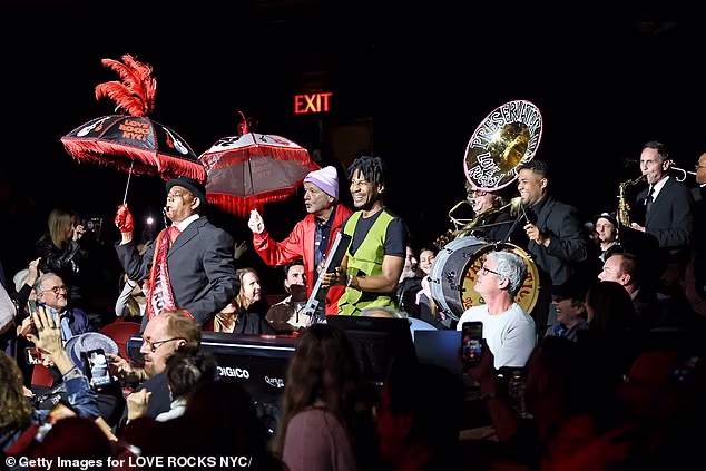 Osmerostruki dobitnik Grammyja Jon Batiste (M) započeo je koncert u stilu paradom glazbenika iz Preservation Hall Jazz Banda u stilu Mardi Grasa koji su nastupali niz prolaz.