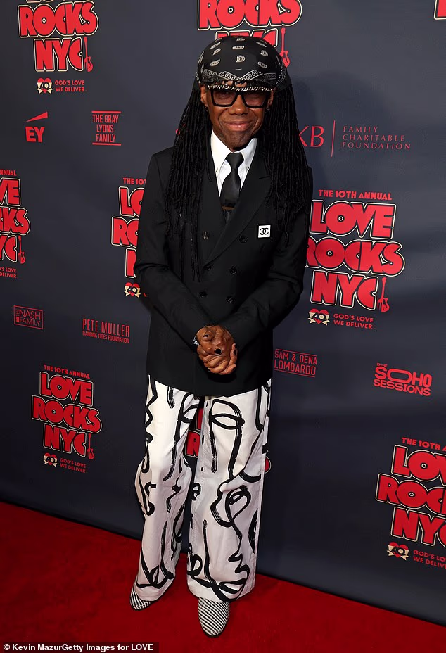 Četverostruki dobitnik Grammyja Nile Rodgers - kombinirajući Chanelov blejzer s bijelim grafičkim hlačama - najpoznatiji je po produkciji hitova poput Let's Dance Davida Bowieja i Like a Virgin Madonne