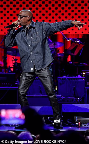 Stand-up komičar JB Smoove nasmijavao je publiku između brojeva.