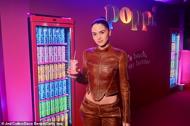 Uvukavši stopala u sandale, šminkom je naglasila svoje nježne figure i zalizala svoje gavranove uvojke u punđu