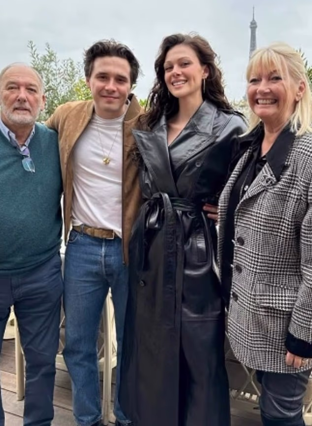 Brooklyn i Nicola s Tedom i Hilary Beckham... kao mali dječak, Brooklyn je bio gotovo neodvojiv od oba para baka i djedova