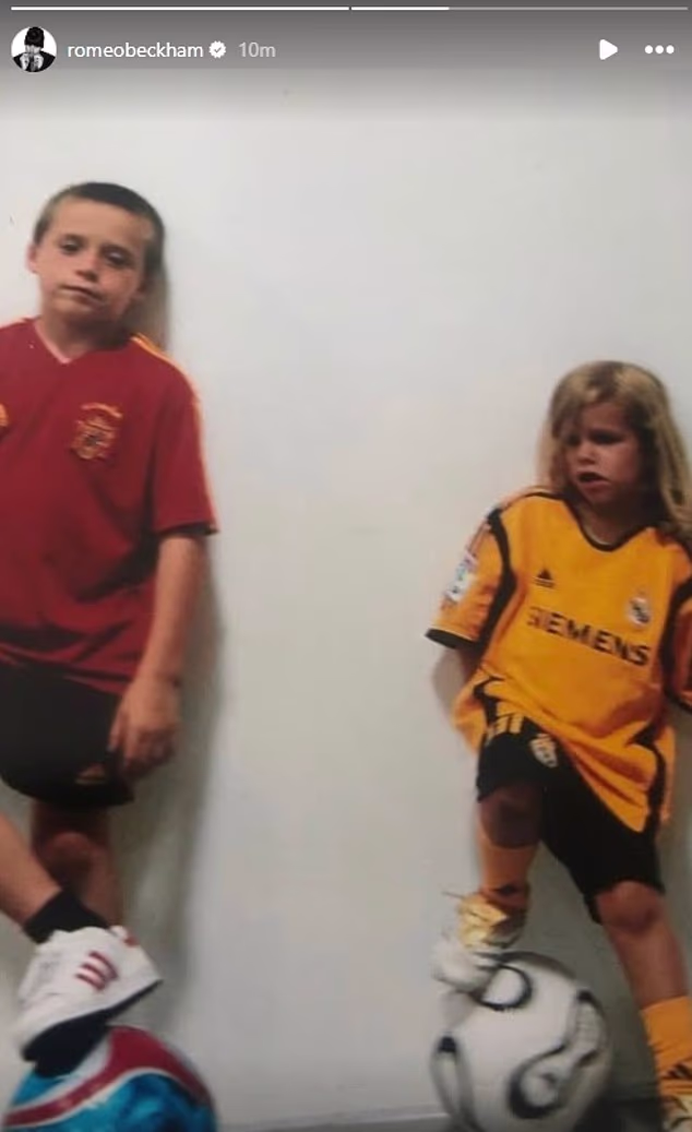 Njegov mlađi brat Romeo podijelio je fotografiju na kojoj su njih dvoje dok su bili djeca