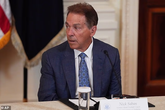 Među prisutnima je bio i bivši nogometni trener Alabama Crimson Tidea Nick Saban