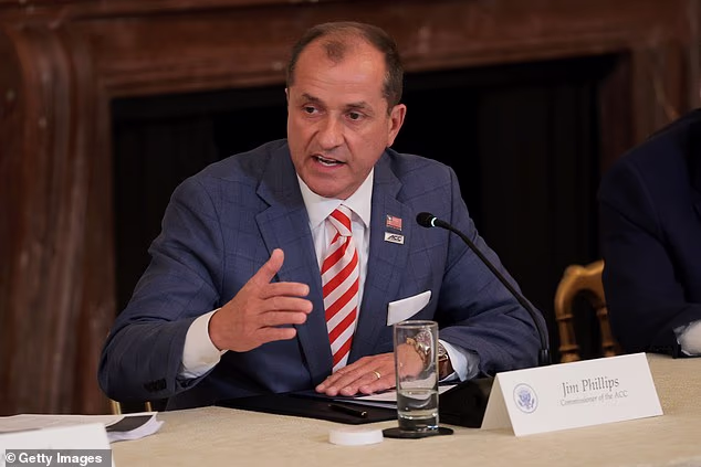 Povjerenik ACC-a Jim Phillips spomenuo je da nijedan sportaš nije zainteresiran postati zaposlenik