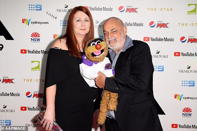 Vijest dolazi iz vjerodostojnog izvora radijske industrije, iako daljnji detalji tek trebaju biti objavljeni. Dunn je iza sebe ostavio suprugu Maree i djecu