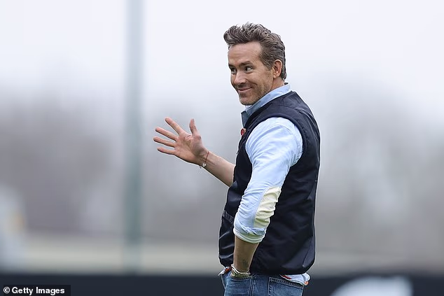 Reynolds je kupio Wrexham s Robom Macom 2021. i klub je od tada napredovao u diviziji