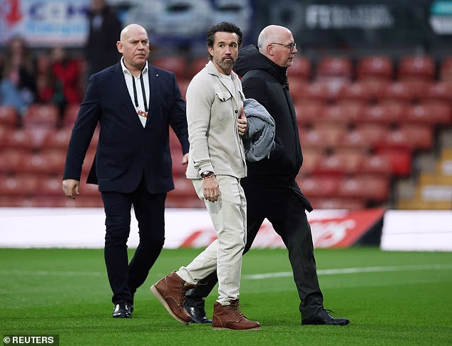 Suvlasnik Wrexhama Rob Mac također je viđen kako dolazi nakon što je doletio na subotnju utakmicu FA kupa