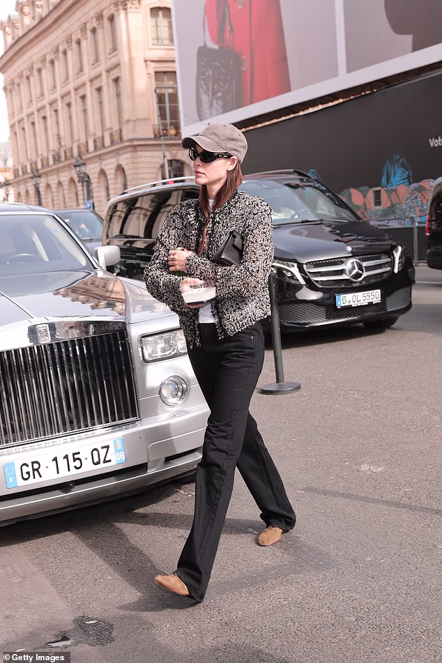 Vittoria, koja je trenutno u gradu na Tjednu mode, spojila je izgled s uskim crnim trapericama i bež balericama od brušene kože