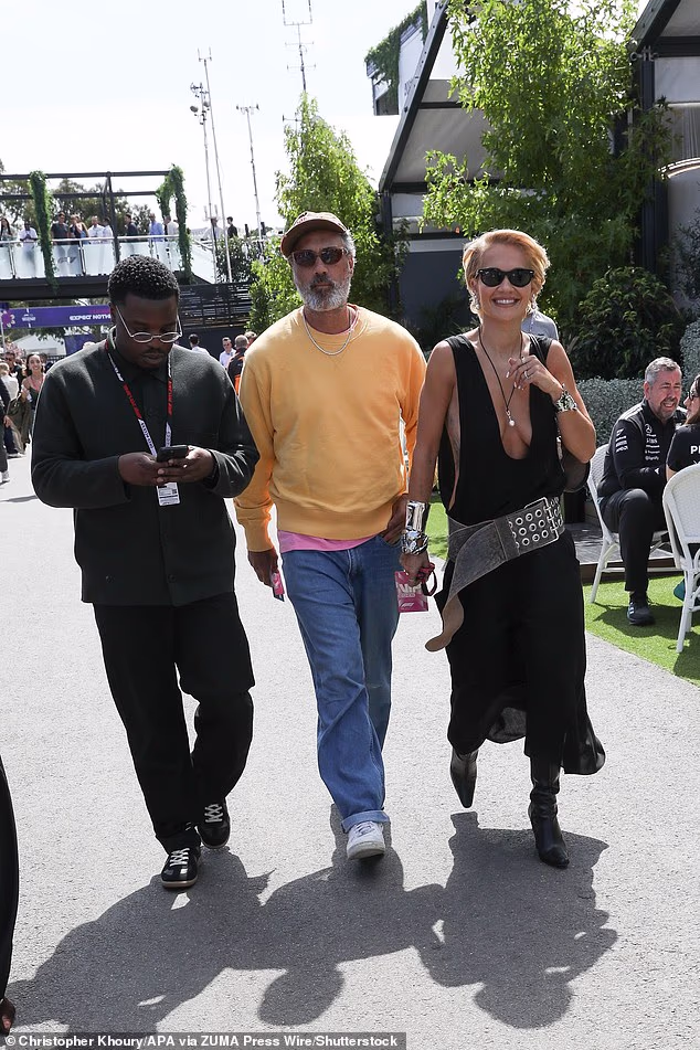 Otišla je bez grudnjaka ispod maksi haljine, koja je imala puno kože i isticala dekolte