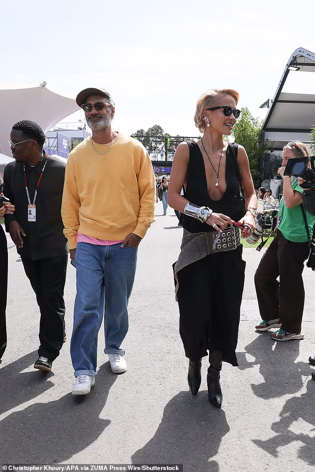 Dok se novozelandski redatelj dotjerao za tu prigodu, Rita je plijenila pozornost u dubokoj crnoj haljini