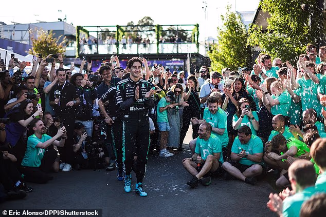 Vjerojatno bi Russell (u sredini) ionako pobijedio u Albert Parku, njegov Mercedes brz, ali Ferrari je bio pravi u borbi kada je virtualno sigurnosno vozilo izašlo nakon što je Red Bull Isacka Hadjara ispustio oblak dima