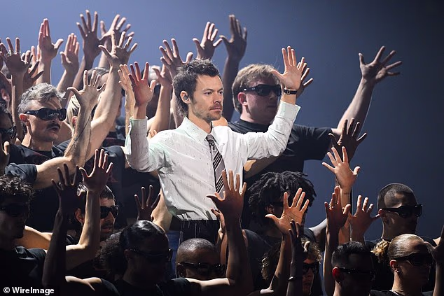 Blistava rutina postala je viralna, prikupivši 3,8 milijuna pregleda na YouTubeu dok su gledatelji oduševljeni lakim i glatkim pokretima pop zvijezde