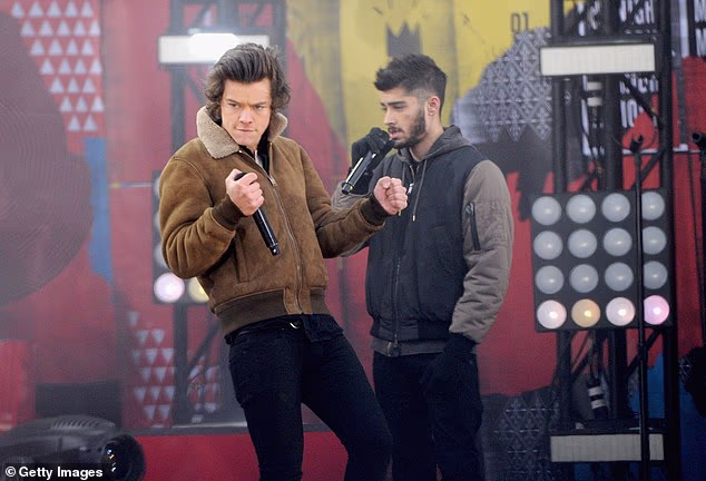 Tijekom njegovog vremena u One Directionu, bend je namjerno izbjegavao koreografski ples kako bi izbjegao uklapanje u tradicionalnu formulu boy banda (viđen na nastupu sa Zaynom Malikom 2013.)