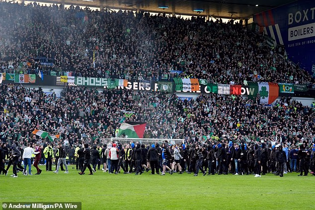 Navijači Celtica nastavili su skandirati u znak podrške svojoj momčadi dok su se suočavali s suparničkim navijačima