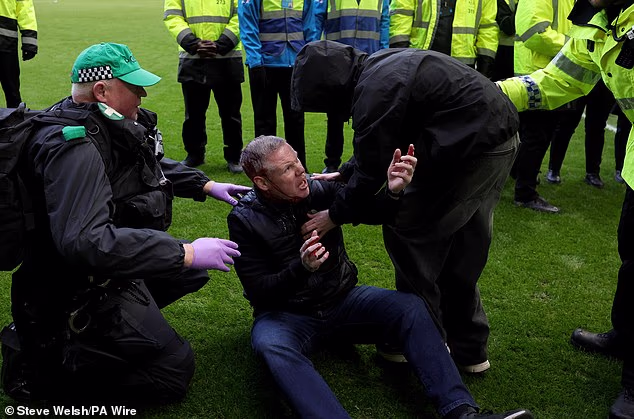 Policija je pokušala okružiti skupine navijača prije nego što su se navijači Rangersa povukli