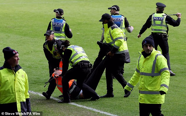 Policija i redari radili su na smirivanju situacije i činilo se da su to učinili prije nego što se nešto dalje dogodi