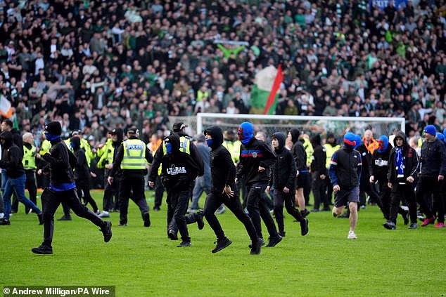 Navijači oba kluba upali su na teren nakon pobjede Celtica u sudačkoj nadoknadi na Ibroxu.