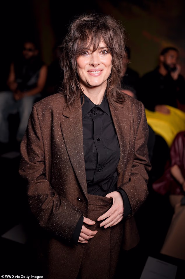 njezini slojeviti crnkasti pramenovi bili su složeni u pramenove